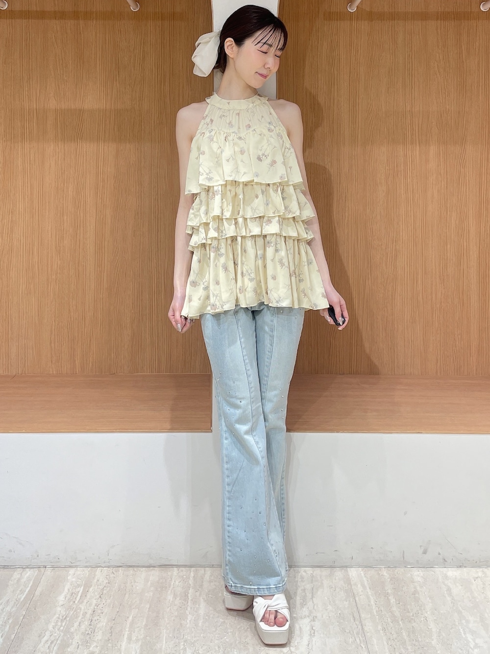 イエロー系のその他トップス、ブルー系のデニムパンツ、ホワイト系のサンダルを着用したレディースの春コーディネートの1枚目の写真