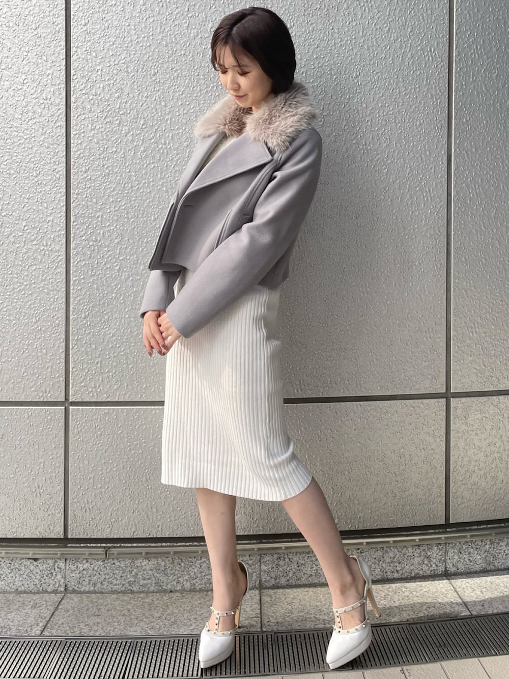 ブルー系のその他アウター、ホワイト系のワンピースを着用したレディースの秋コーディネートの1枚目の写真