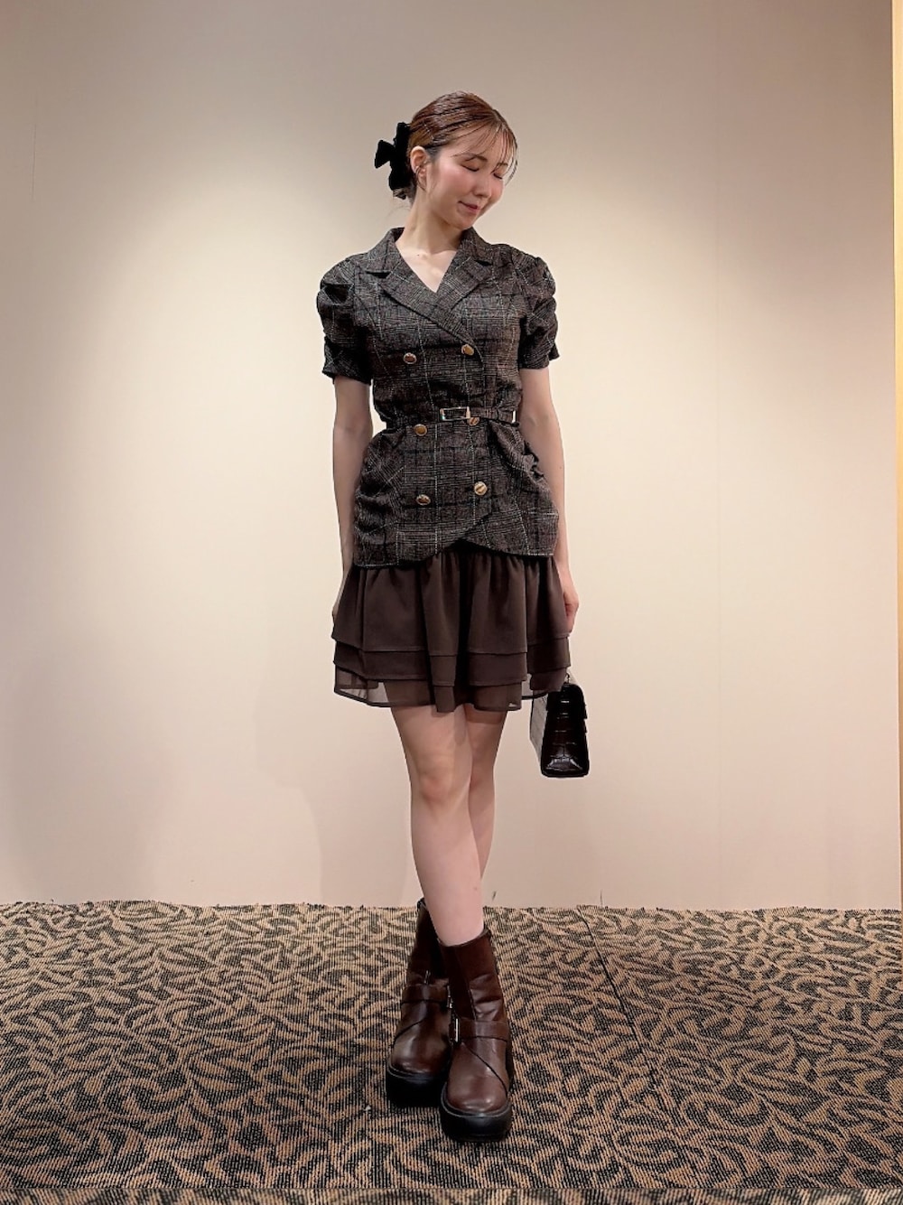 その他のワンピース、ブラック系のバレッタ/ヘアクリップを着用したレディースの夏コーディネートの1枚目の写真