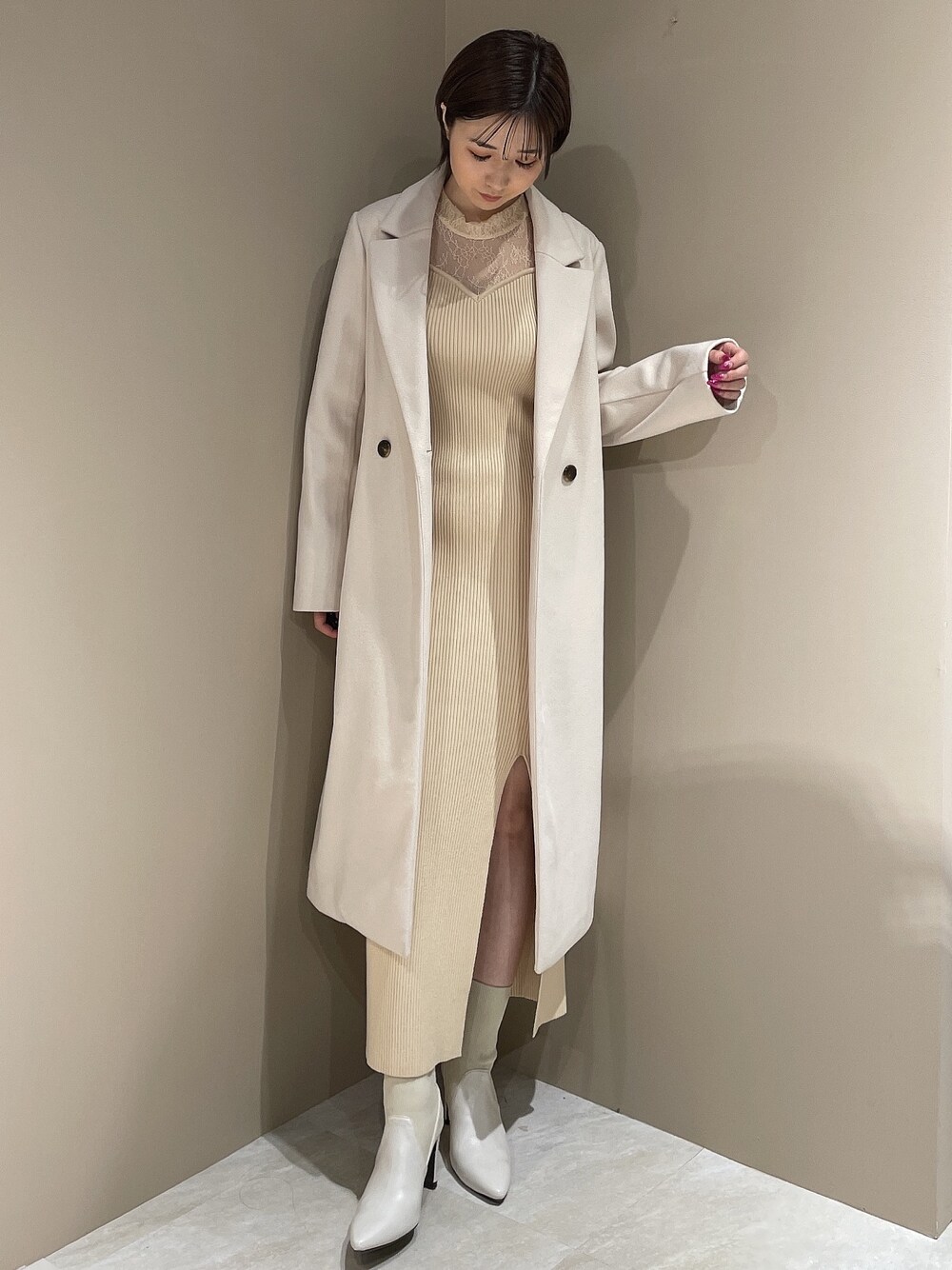 ホワイト系のチェスターコート、ホワイト系のブーツ、ホワイト系のワンピースを着用したレディースの夏コーディネートの1枚目の写真