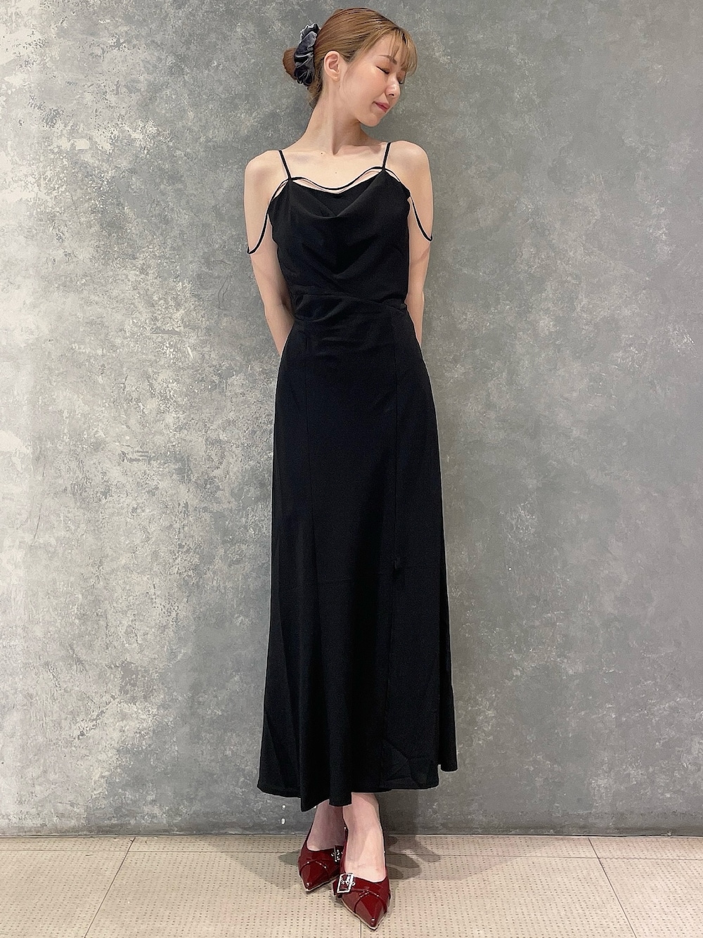 ブラック系のワンピース、レッド系のパンプス、グレー系のシュシュを着用したレディースの夏コーディネートの1枚目の写真