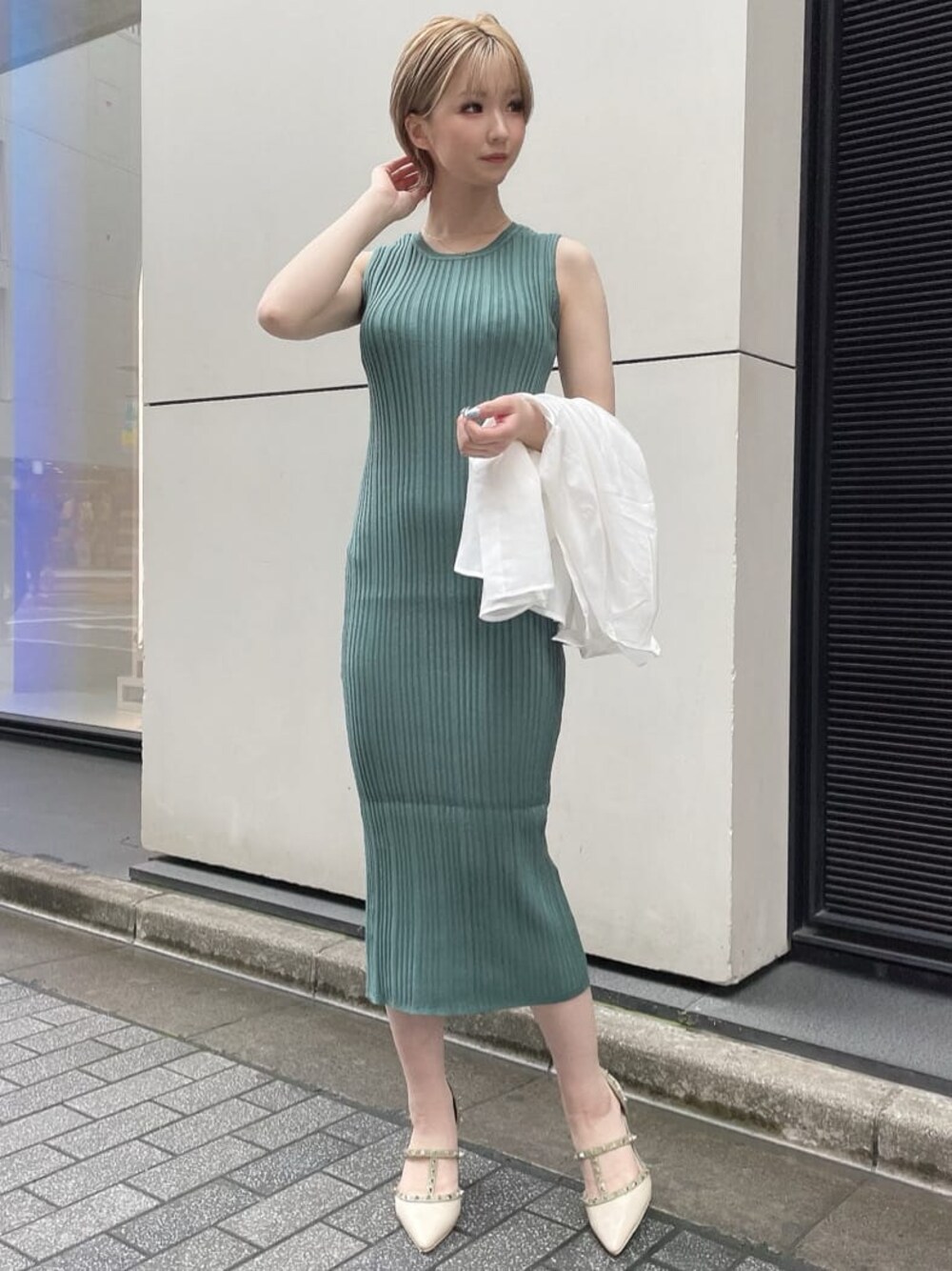グリーン系のワンピース、ホワイト系のシャツ/ブラウス、ホワイト系のパンプスを着用したレディースの夏コーディネートの1枚目の写真