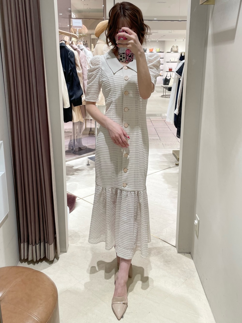 ホワイト系のワンピース、ベージュ系のパンプスを着用したレディースの春コーディネートの1枚目の写真