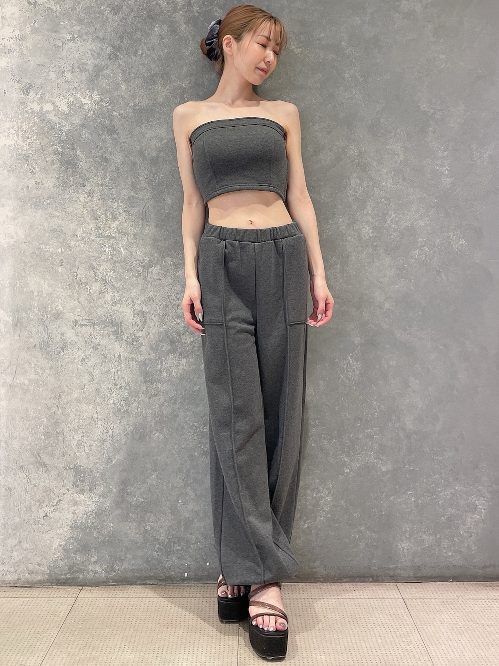 グレー系のキャミソール、グレー系のスウェットパンツ、ブラック系のサンダルを着用したレディースの夏コーディネートの1枚目の写真