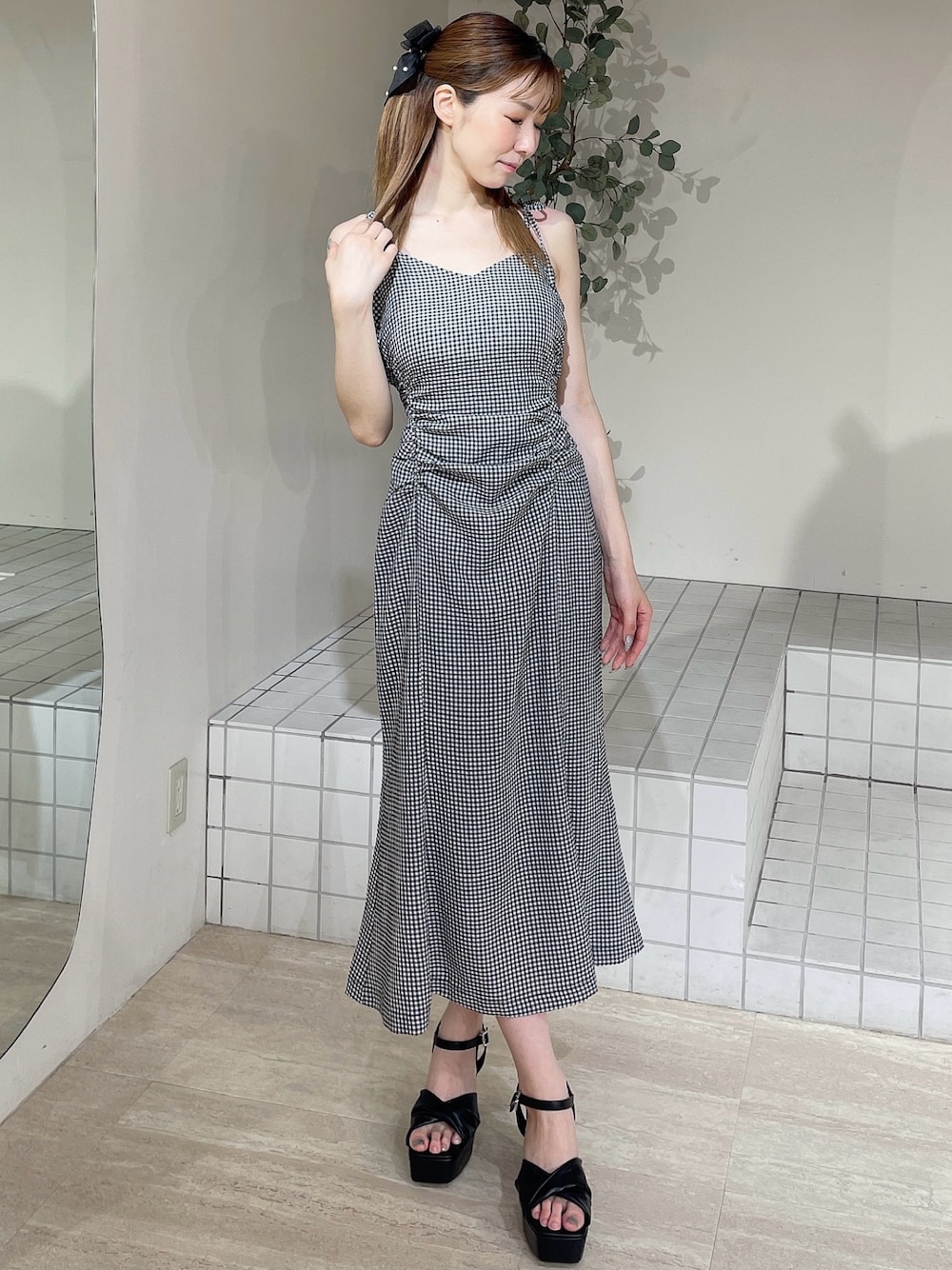 その他のワンピース、ブラック系のサンダル、ブラック系のバレッタ/ヘアクリップを着用したレディースの夏コーディネートの1枚目の写真