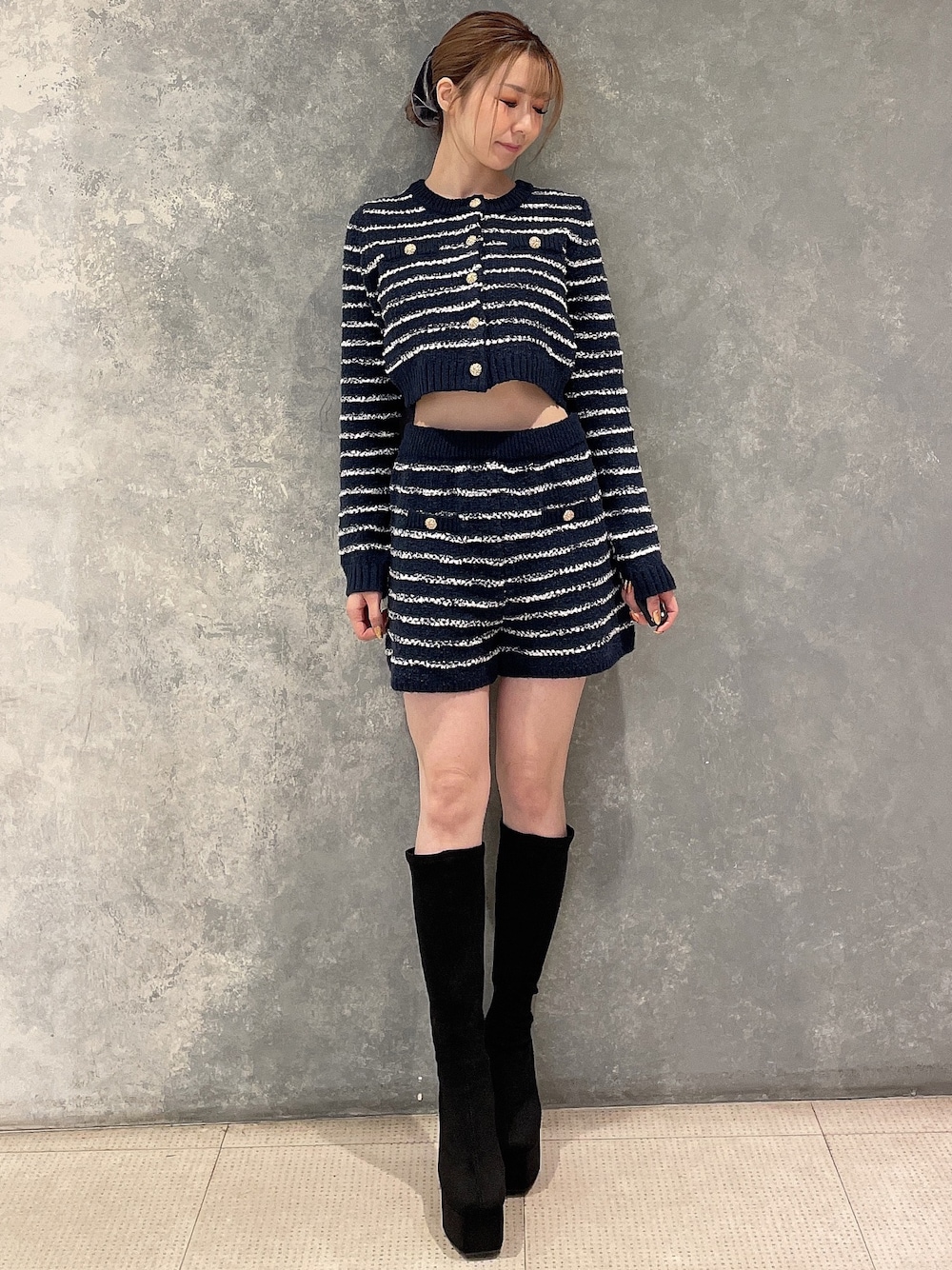 ブルー系のカーディガン/ボレロ、ブルー系のその他パンツ、その他のブーツを着用したレディースの秋コーディネートの1枚目の写真