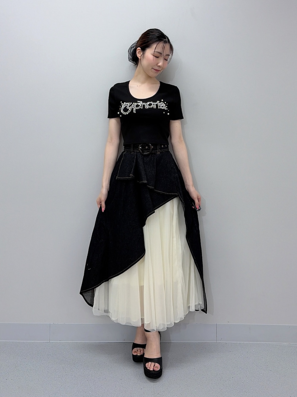 ブラック系のTシャツ/カットソー、ブラック系のスカート、ブラック系のサンダルを着用したレディースの夏コーディネートの1枚目の写真