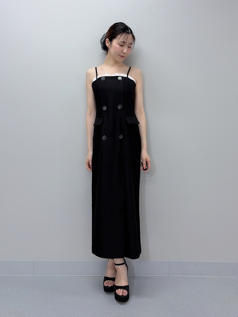ブラック系のワンピース、ブラック系のサンダル、ブラック系のシュシュを着用したレディースの夏コーディネートの1枚目の写真