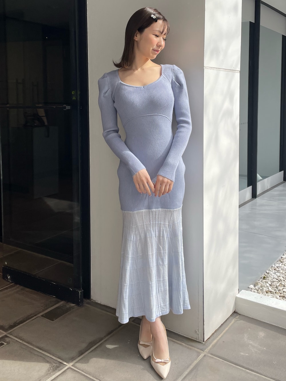 ブルー系のワンピース、ホワイト系のパンプスを着用したレディースの秋コーディネートの1枚目の写真