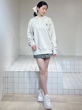 「RESEXXY（リゼクシー）のクリンクルビックシュシュ（シュシュ、ホワイト系）」を使った、moekaさん（レディース・162cm）の春コーディネート