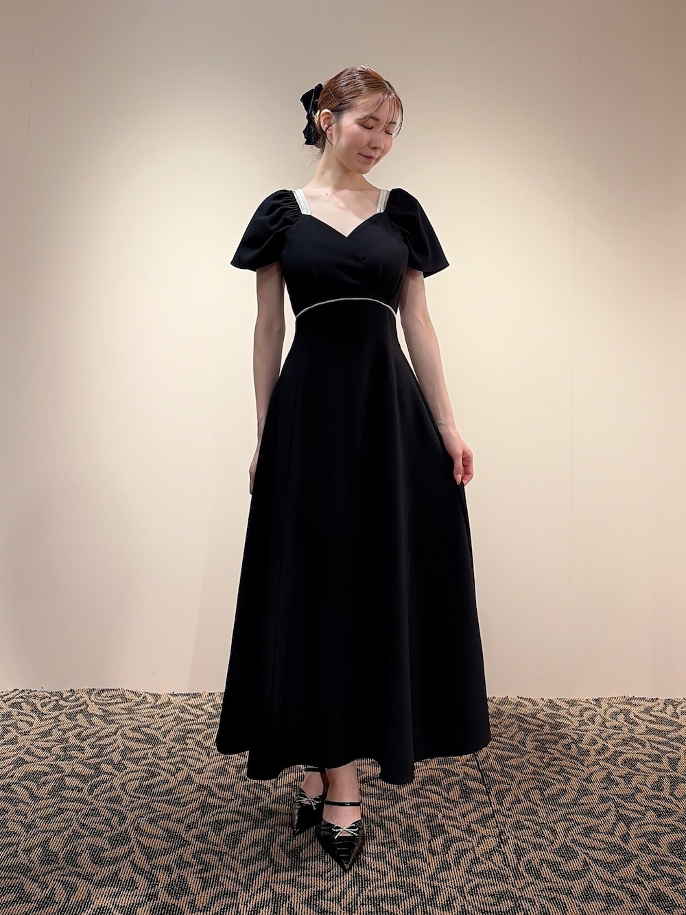 ブラック系のワンピース、ブラック系のバレッタ/ヘアクリップを着用したレディースの夏コーディネートの1枚目の写真