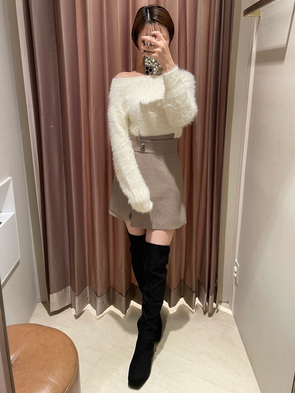 その他のその他パンツ、ホワイト系のカーディガン/ボレロ、ブラック系のブーツを着用したレディースの秋コーディネートの1枚目の写真