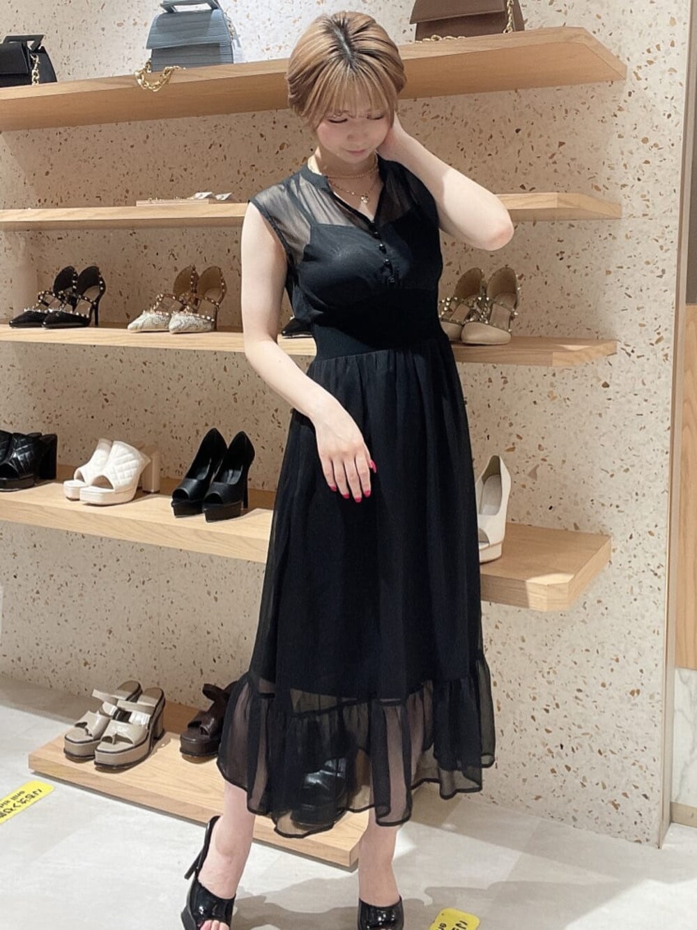 ブラック系のサンダル、ブラック系のワンピース、ゴールド系のネックレスを着用したレディースの夏コーディネートの1枚目の写真