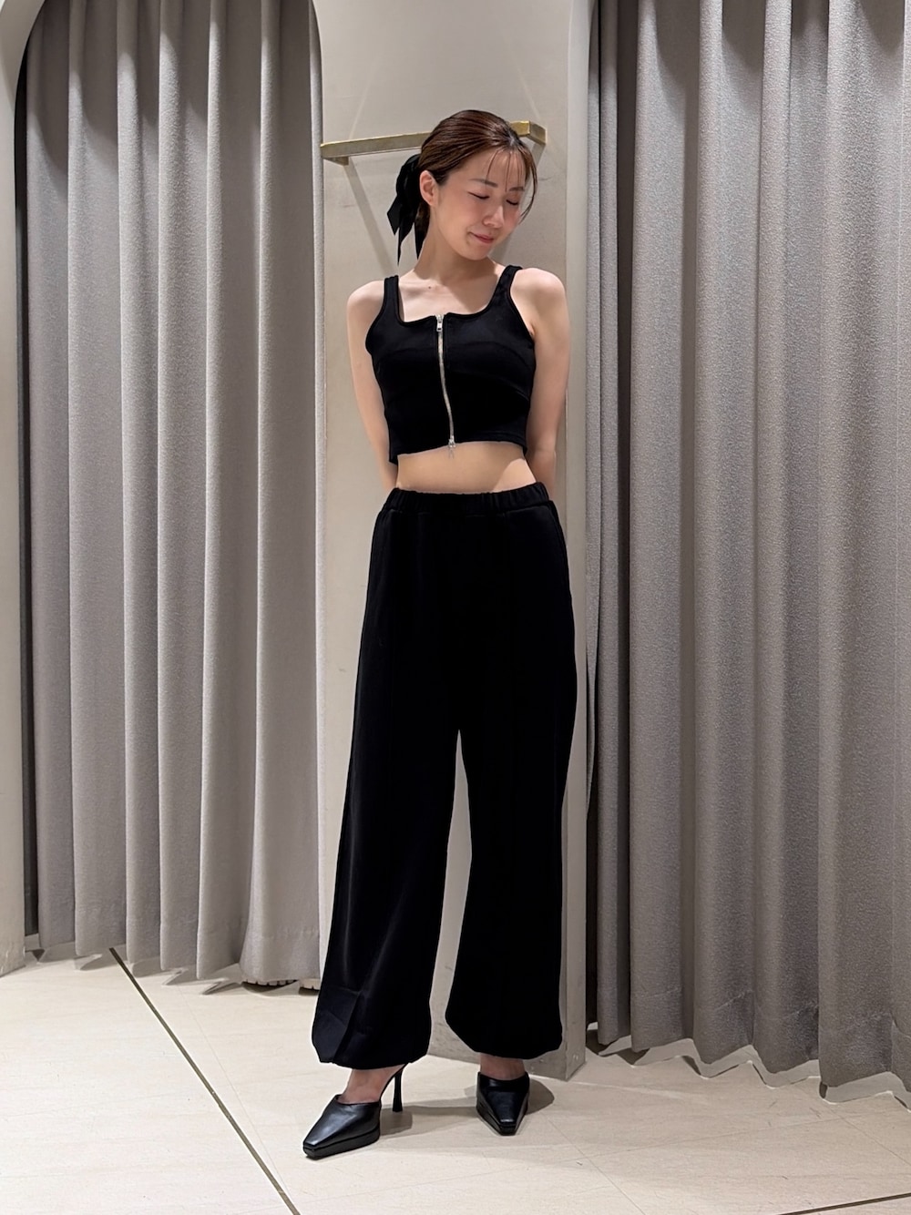 ブラック系のTシャツ/カットソー、ブラック系のその他パンツ、ブラック系のパンプスを着用したレディースの夏コーディネートの1枚目の写真
