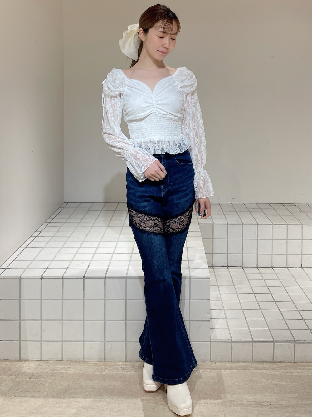 ホワイト系のシャツ/ブラウス、ブルー系のデニムパンツ、ホワイト系のブーツを着用したレディースの春コーディネートの1枚目の写真