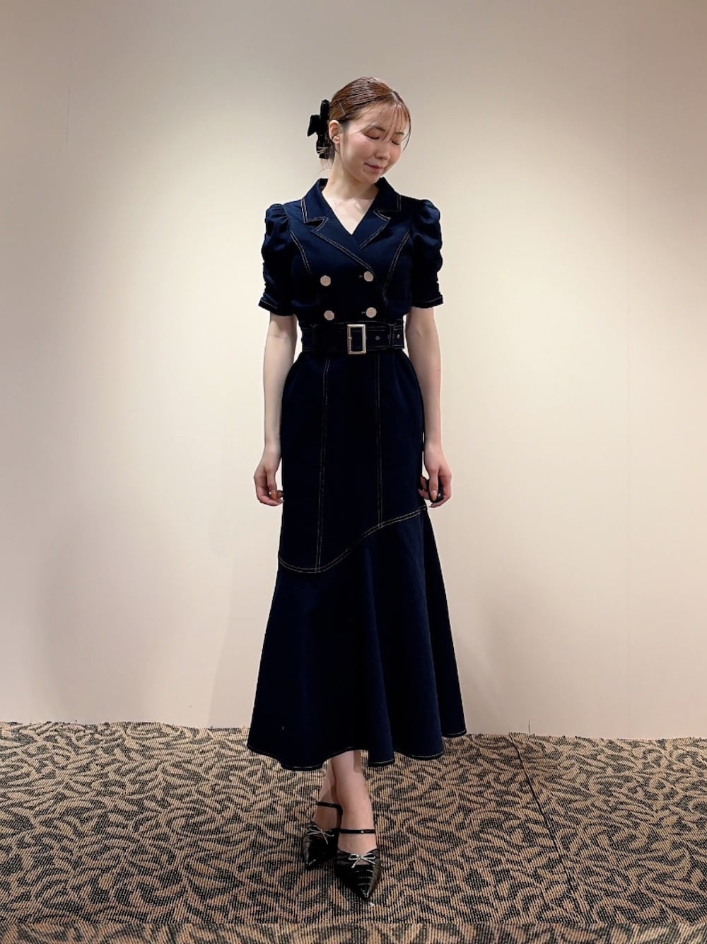 ブルー系のワンピース、ブラック系のバレッタ/ヘアクリップを着用したレディースの夏コーディネートの1枚目の写真