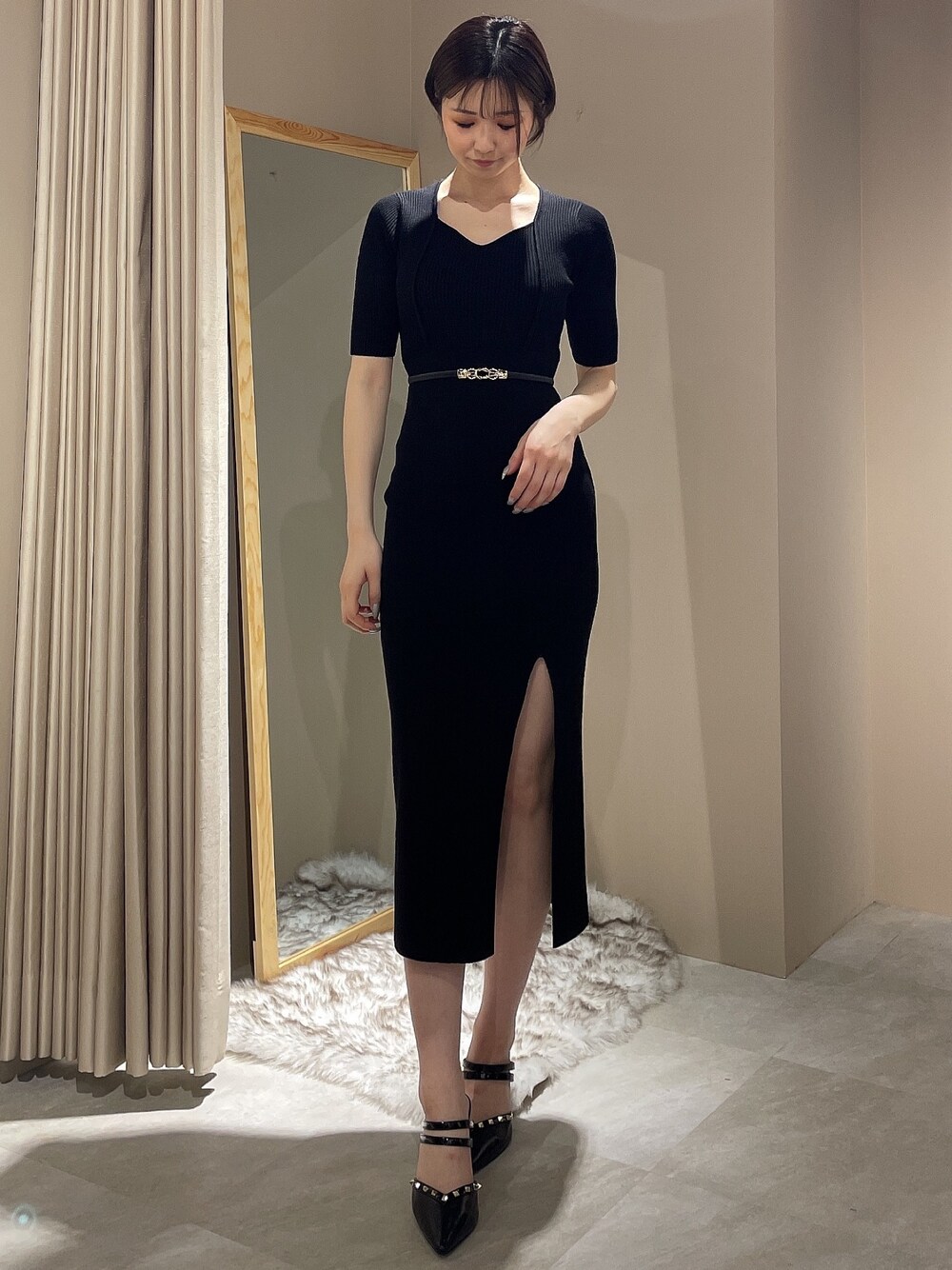 ブラック系のワンピース、ブラック系のパンプス、ブラック系のベルトを着用したレディースの春コーディネートの1枚目の写真