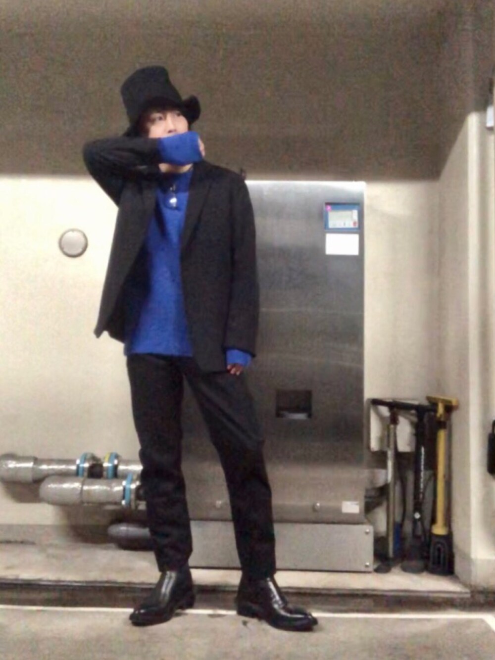 ブラック系のデニムパンツ、ブラック系のブーツ、ブラック系のハットを着用したメンズの秋コーディネートの1枚目の写真