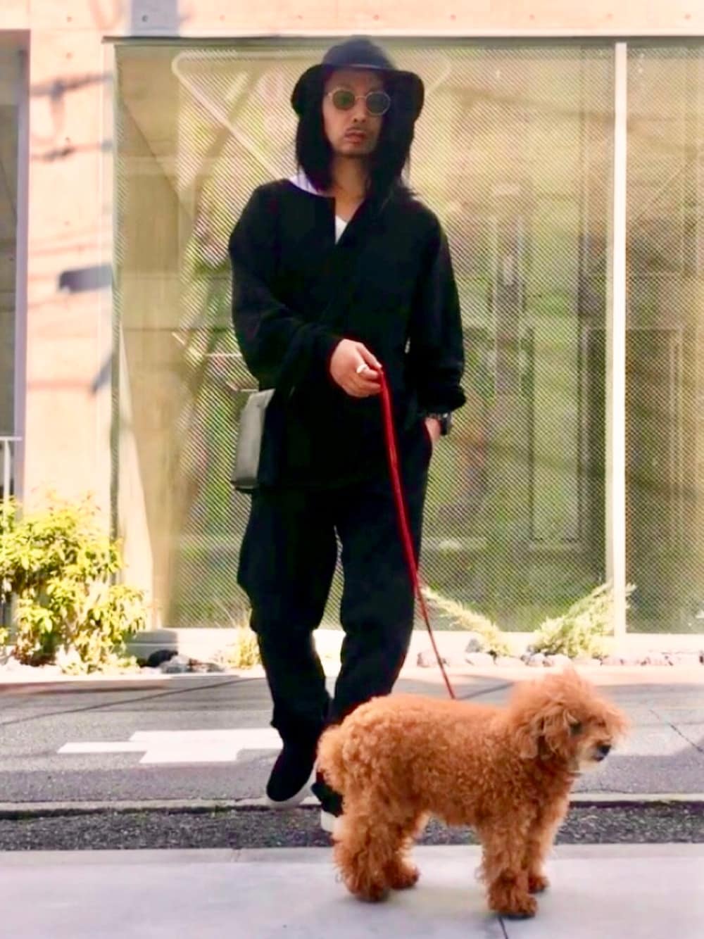 ブラック系のチノパンツ、ブラック系のTシャツ/カットソー、ブラック系のスニーカーを着用したメンズの秋コーディネートの1枚目の写真