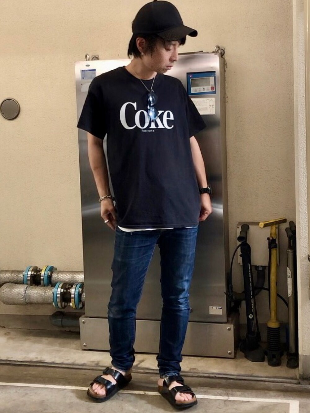 ブラック系のTシャツ/カットソー、ブルー系のデニムパンツ、ブラック系のキャップを着用したメンズの夏コーディネートの1枚目の写真