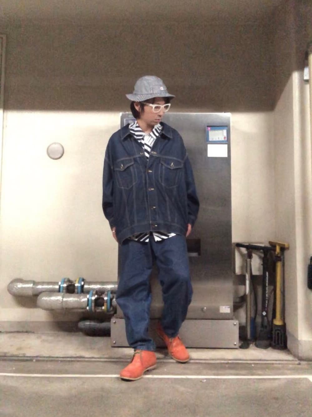 オレンジ系のブーツ、ブルー系のデニムジャケット、その他のシャツ/ブラウスを着用したメンズの秋コーディネートの1枚目の写真