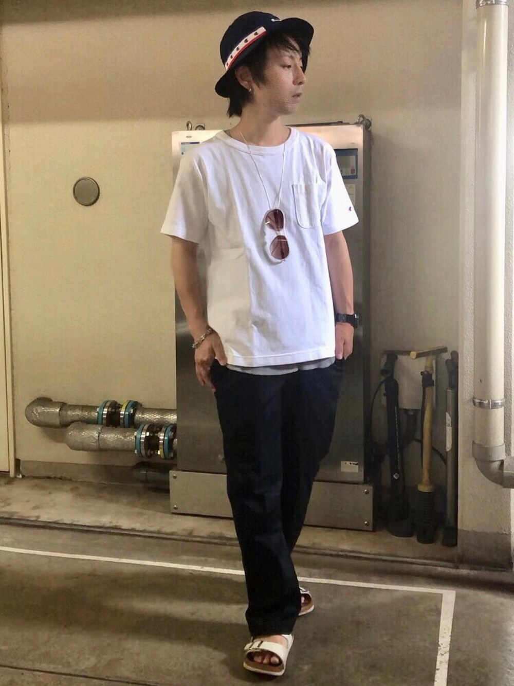 ホワイト系のTシャツ/カットソー、ブルー系のチノパンツ、ホワイト系のサンダルを着用したメンズの夏コーディネートの1枚目の写真