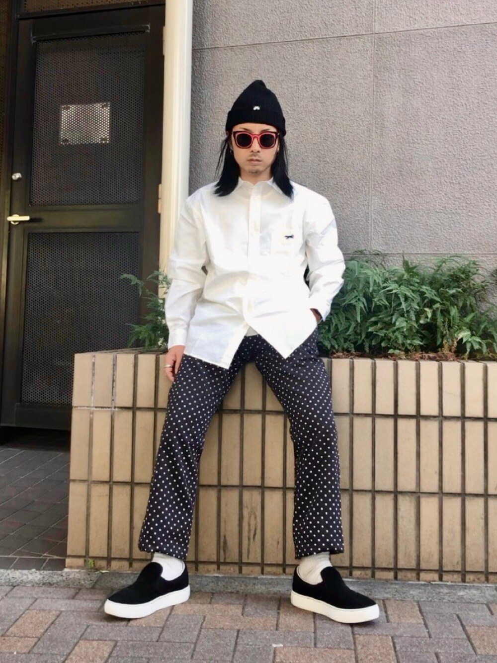 ホワイト系のシャツ/ブラウス、ブラック系のチノパンツ、ブラック系のスニーカーを着用したメンズの秋コーディネートの1枚目の写真