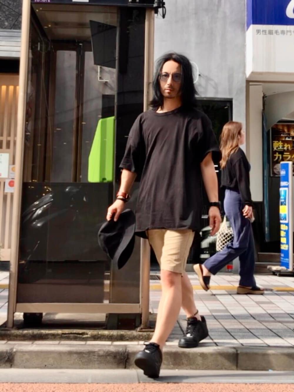 ホワイト系のスニーカー、ホワイト系のTシャツ/カットソー、ブラウン系のバングル/リストバンドを着用したメンズの夏コーディネートの1枚目の写真