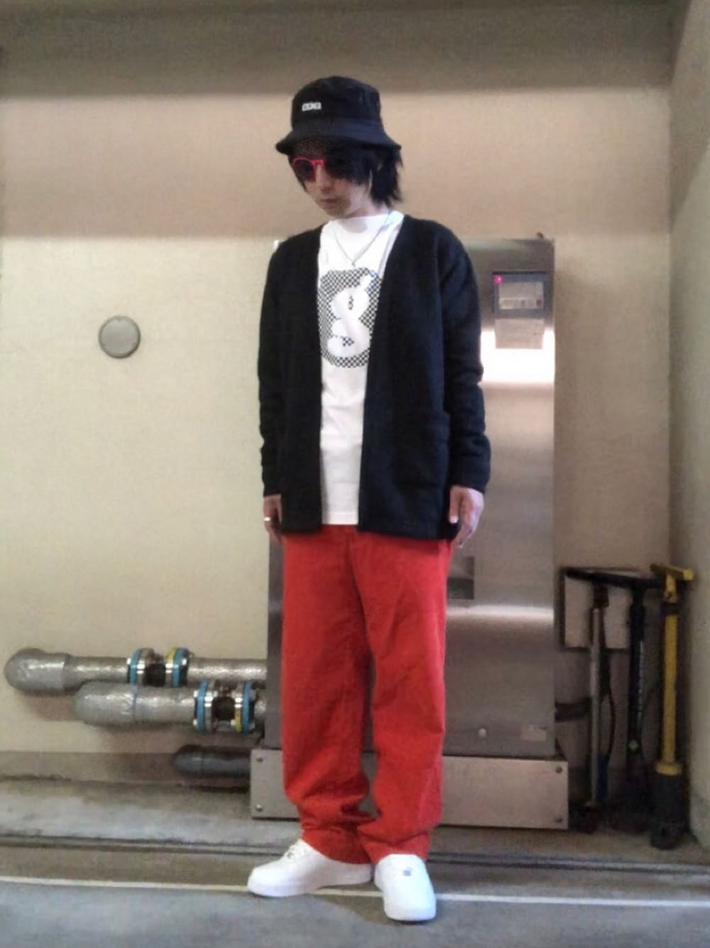 ホワイト系のスニーカー、ホワイト系のTシャツ/カットソー、ブラック系のハットを着用したメンズの秋コーディネートの1枚目の写真