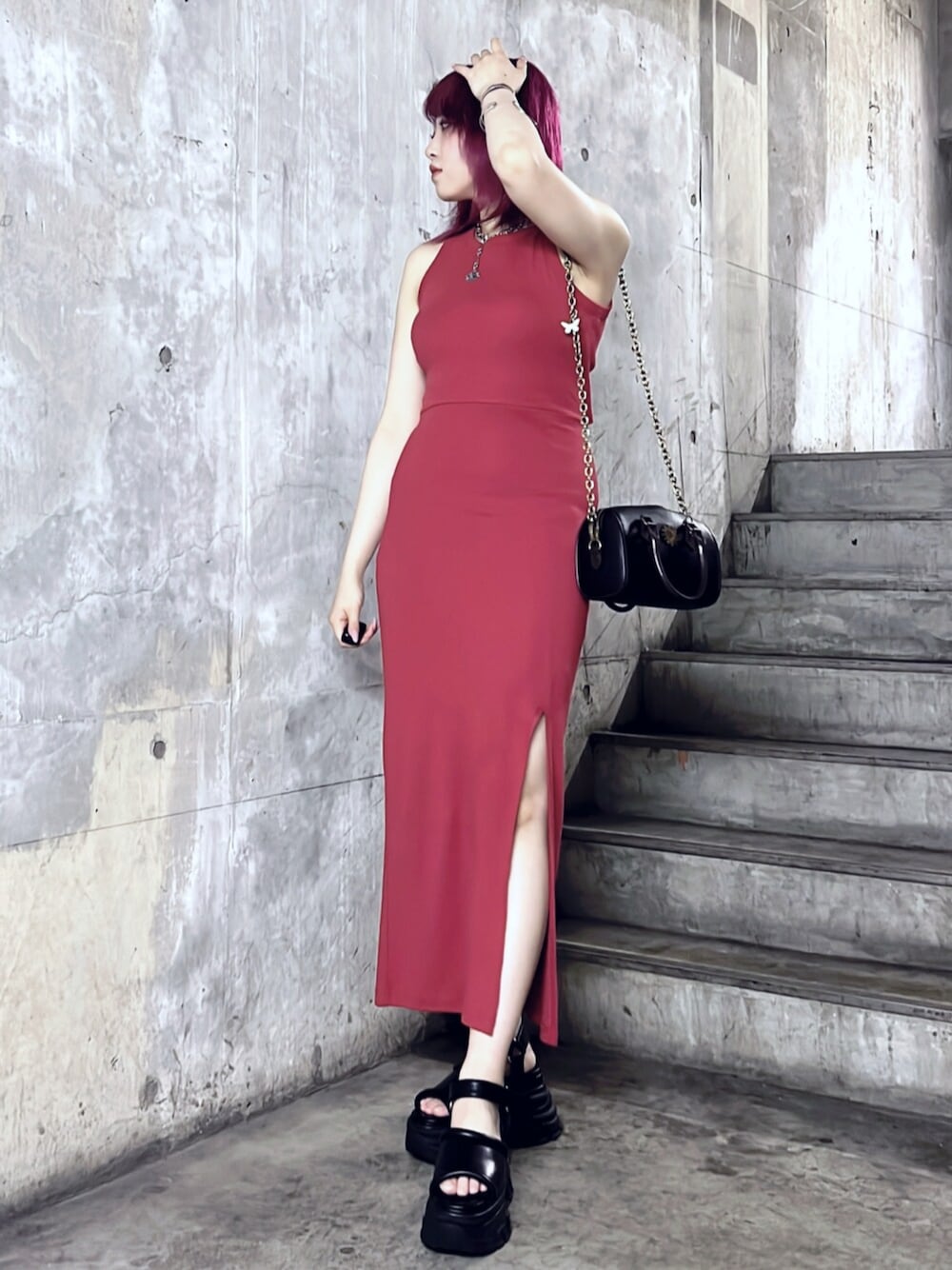 ブラック系のショルダーバッグ、ブラック系のサンダル、レッド系のワンピースを着用したレディースの夏コーディネートの1枚目の写真