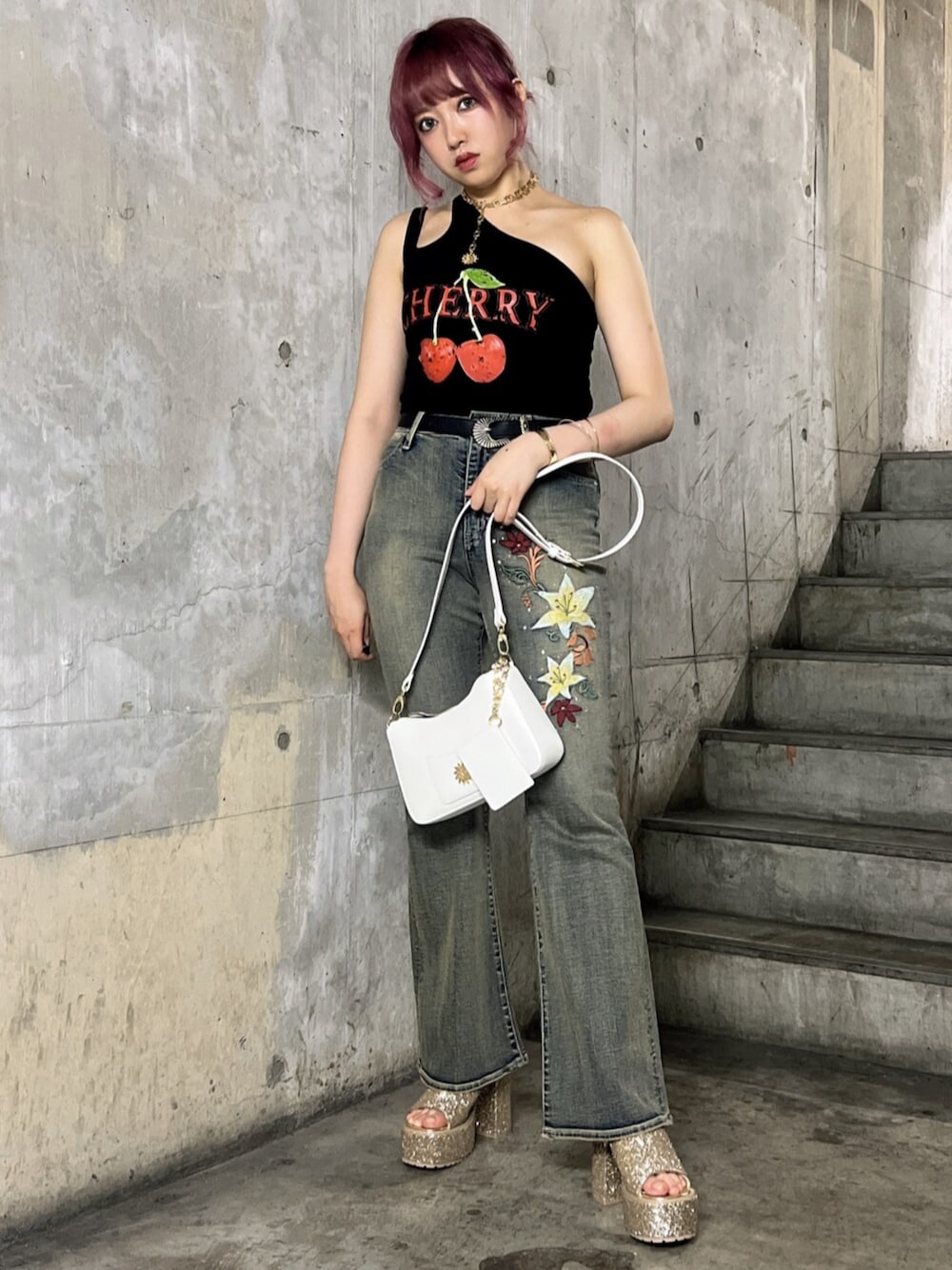 ブラック系のキャミソール、ホワイト系のショルダーバッグ、ブルー系のデニムパンツを着用したレディースの夏コーディネートの1枚目の写真