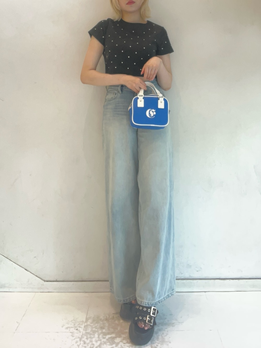 ブラック系のTシャツ/カットソー、ブルー系のショルダーバッグ、ブルー系のデニムパンツを着用したレディースの夏コーディネートの1枚目の写真