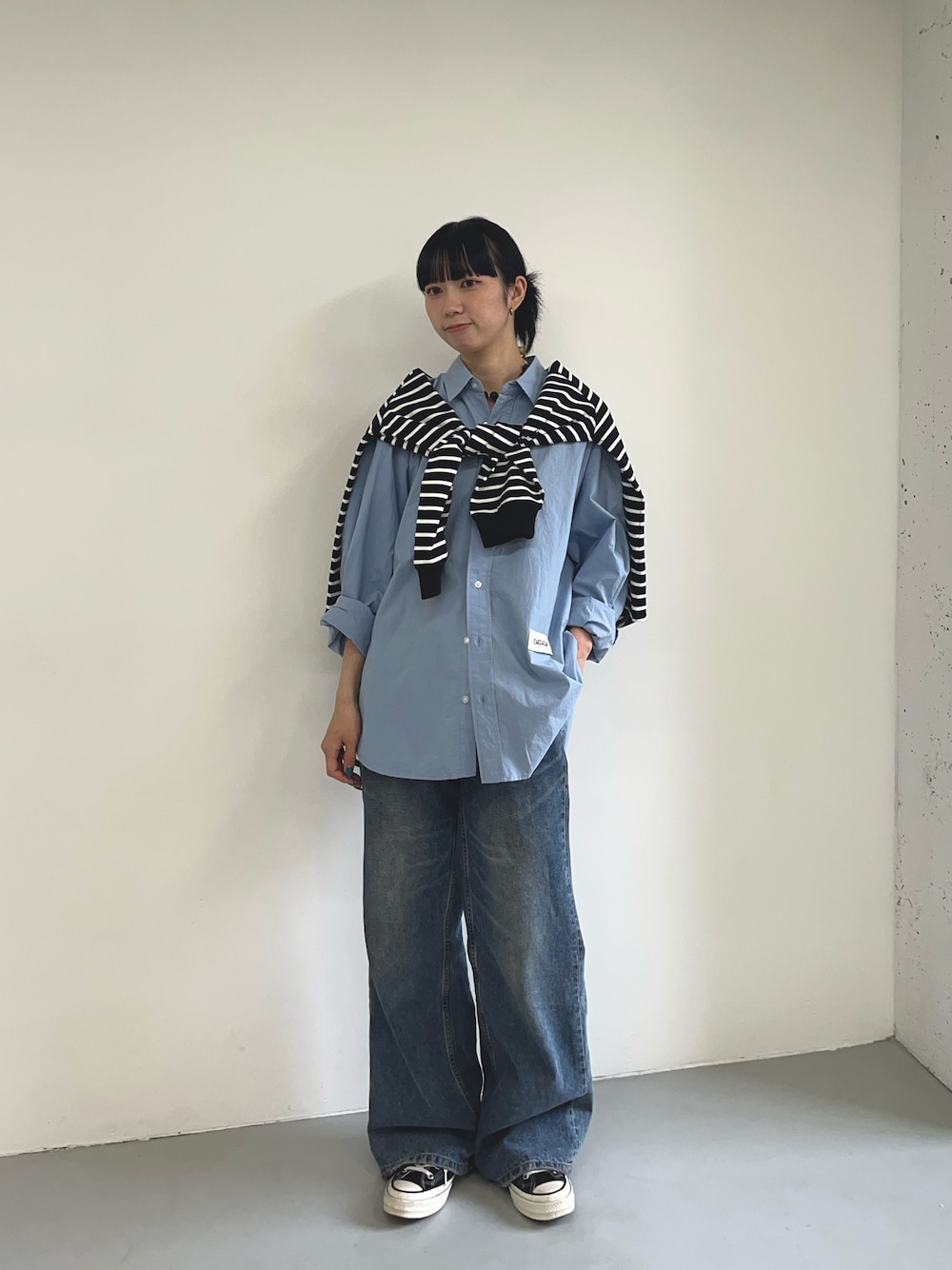 ブラック系のTシャツ/カットソー、ブルー系のシャツ/ブラウス、ブラック系のスニーカーを着用したレディースの夏コーディネートの1枚目の写真