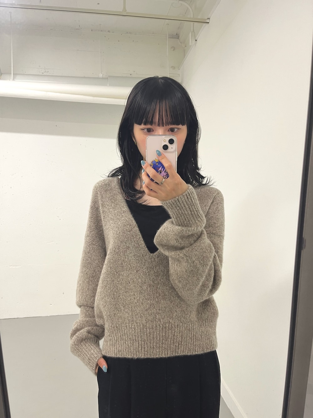 ベージュ系のニット/セーターを着用したレディースの秋コーディネートの1枚目の写真