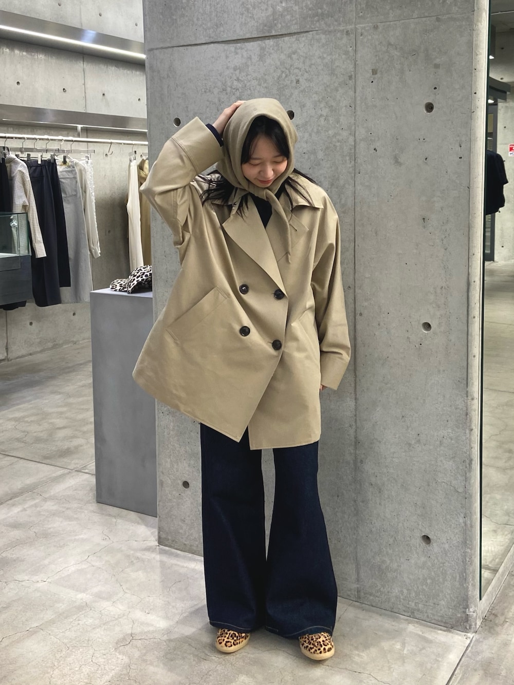 ブルー系のデニムパンツ、ベージュ系のスニーカーを着用したレディースの冬コーディネートの1枚目の写真