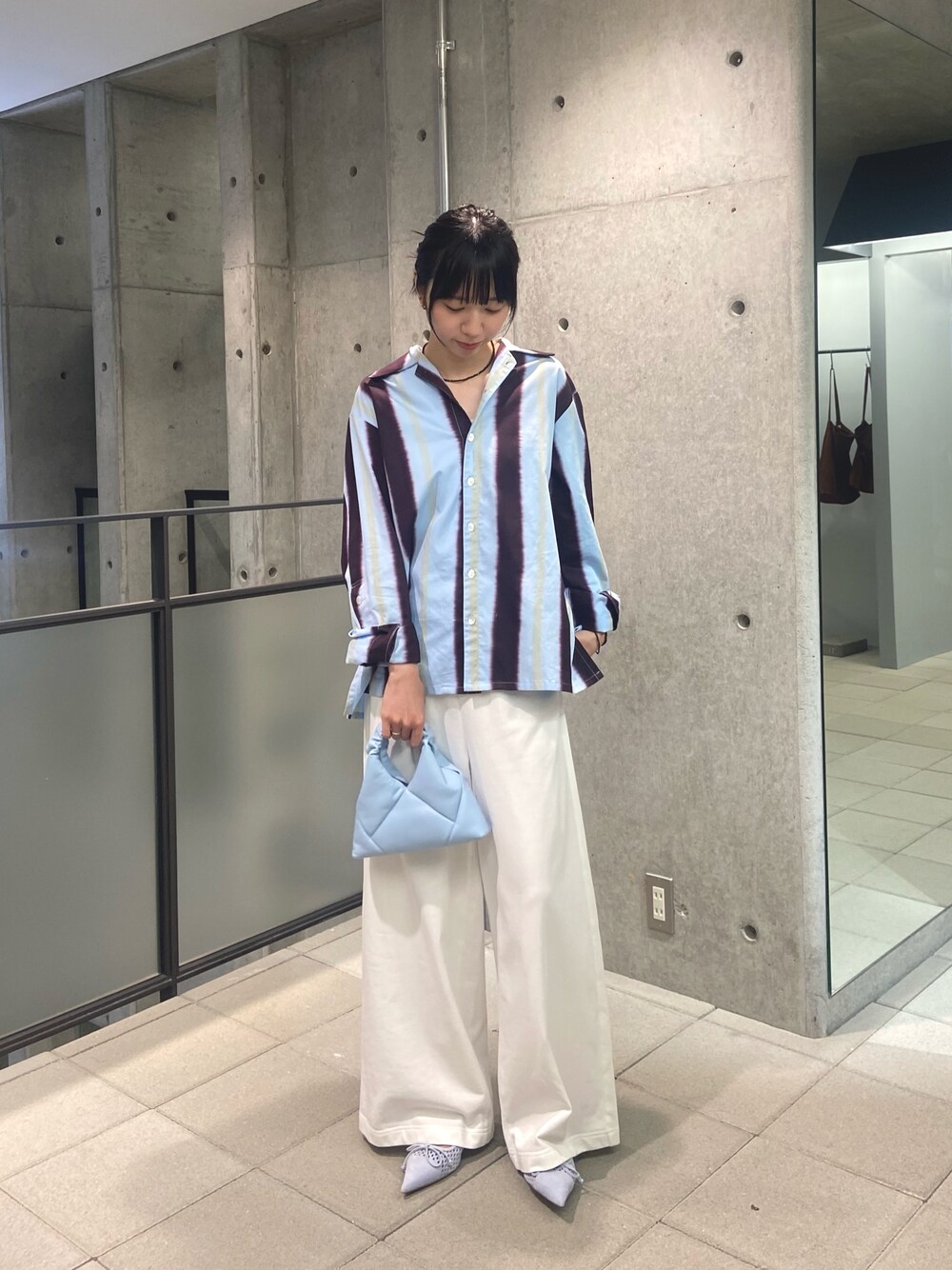 ホワイト系のその他パンツ、ブルー系のハンドバッグ、ブルー系のパンプスを着用したレディースの夏コーディネートの1枚目の写真