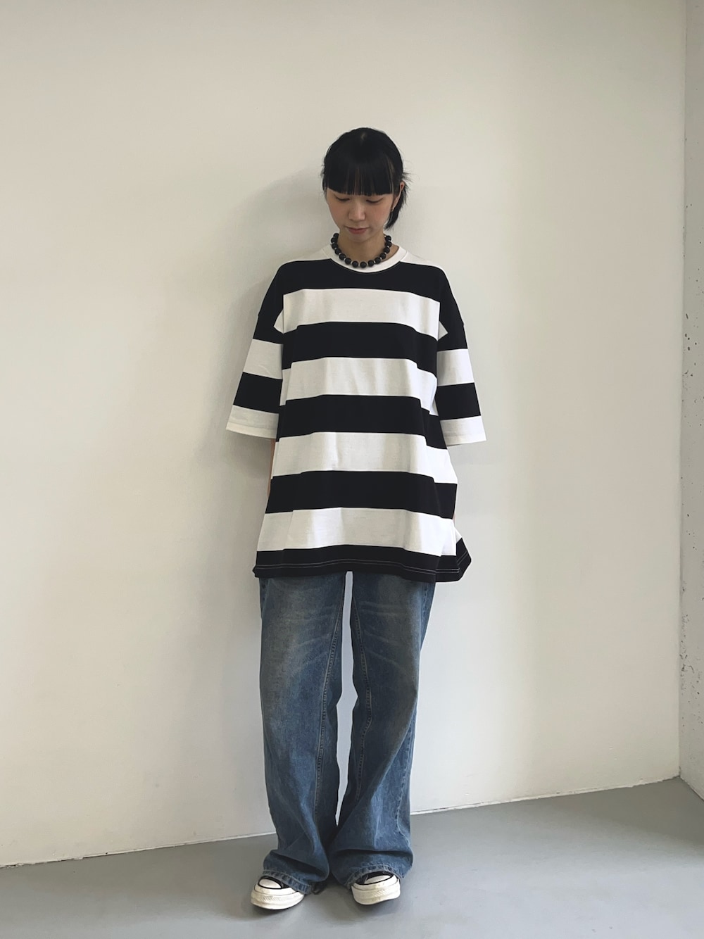 ホワイト系のTシャツ/カットソー、ブラック系のスニーカーを着用したレディースの夏コーディネートの1枚目の写真