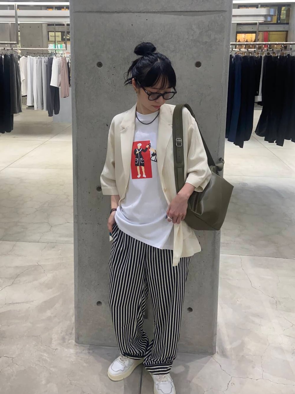 ホワイト系のTシャツ/カットソー、ホワイト系のその他アウター、ブラック系のメガネを着用したレディースの夏コーディネートの1枚目の写真