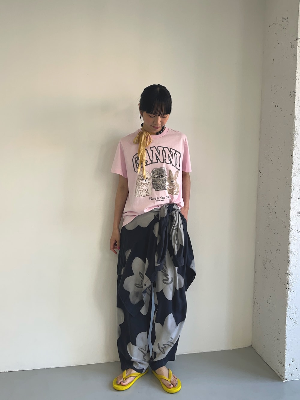 イエロー系のサンダル、ピンク系のTシャツ/カットソーを着用したレディースの夏コーディネートの1枚目の写真