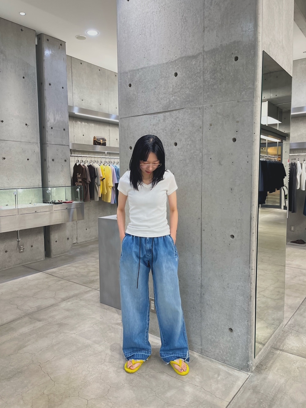 ホワイト系のTシャツ/カットソー、ブルー系のデニムパンツ、イエロー系のサンダルを着用したレディースの夏コーディネートの1枚目の写真