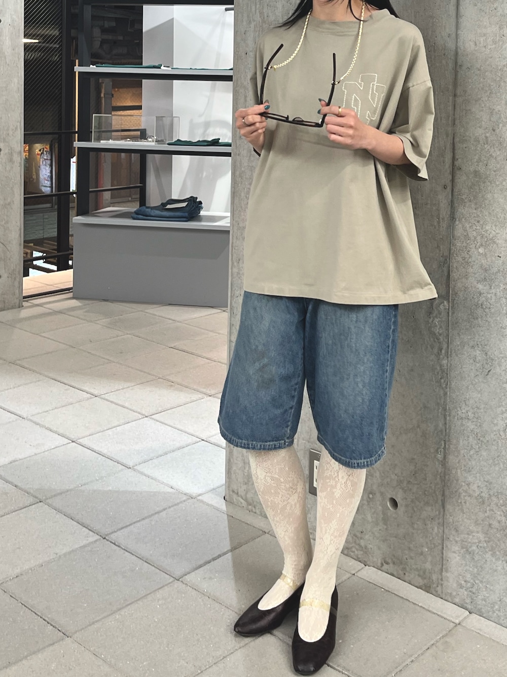 ベージュ系のTシャツ/カットソー、ゴールド系のネクタイ、ホワイト系のタイツ/ストッキングを着用したレディースの夏コーディネートの1枚目の写真