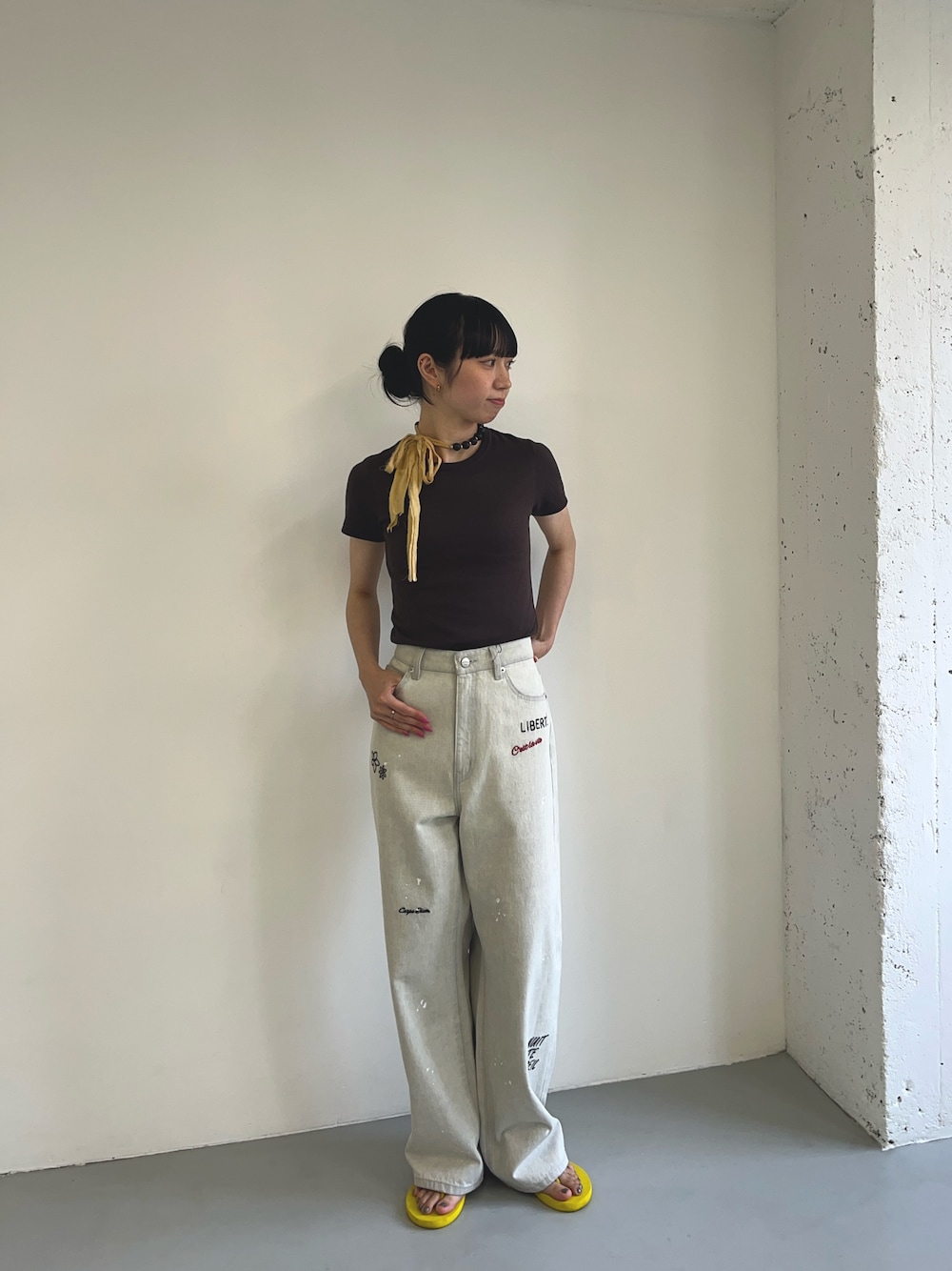 ブラウン系のTシャツ/カットソー、イエロー系のサンダルを着用したレディースの夏コーディネートの1枚目の写真