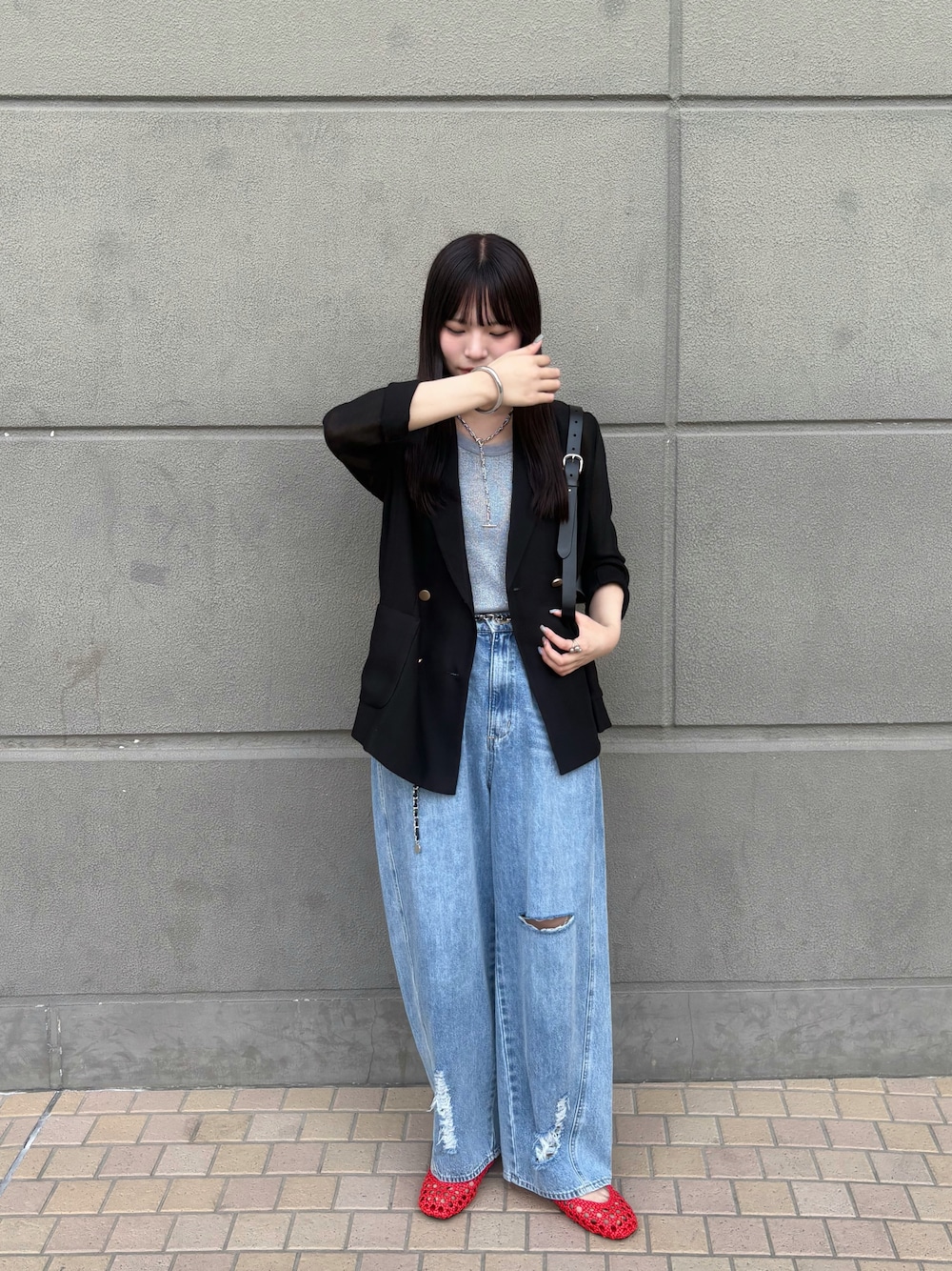 「キレイめカジュアル、オトナ女子、オトナカジュアル、ジャケット、デニムパンツ、ダメージデニム、モノトーン、パンツスタイル、春コーデ、大人かわいい、高身長コーデ、韓国ファッション、シンプルコーデ、きれいめカジュアル、DouDou」｜「DouDouのミドルオンスダメージデニム（デニムパンツ、ブルー系）」を使った、MOTOKOさん（骨格ウェーブ・レディース・164cm）の春コーディネートの1枚目の写真