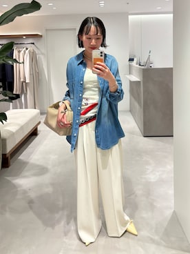 「LOUNGEDRESS（ラウンジドレス）の【全骨格対応！自分サイズで、理想の体型カバー】フルイドデニムシャツ（シャツ/ブラウス、ブルー系）」を使った、yumiii85さん（レディース・161cm）の春コーディネート