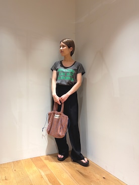 「URBAN RESEARCH（アーバンリサーチ）のダブルクロスキュプラパンツ（その他パンツ、ブラック系）」を使った、Ayumiさん（レディース・156cm）の春コーディネート