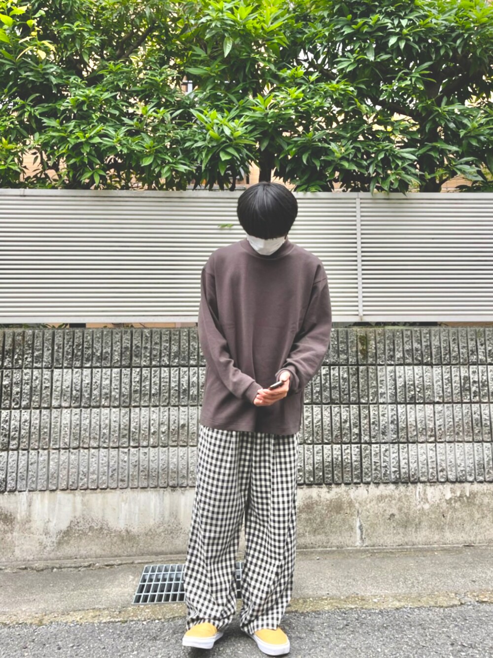 「秋服、シンプルコーデ、ストリートコーデ、メンズファッション、メンズコーデ、古着、ワイドパンツ、おしゃれさんと繋がりたい、ロンt、ユニクロ、センスオブプレイス、VANS、SENSEOFPLACE」｜「UNIQLOのアイテム（トップス、グレー系）」を使った、ばるさん（メンズ・169cm）の秋コーディネートの1枚目の写真