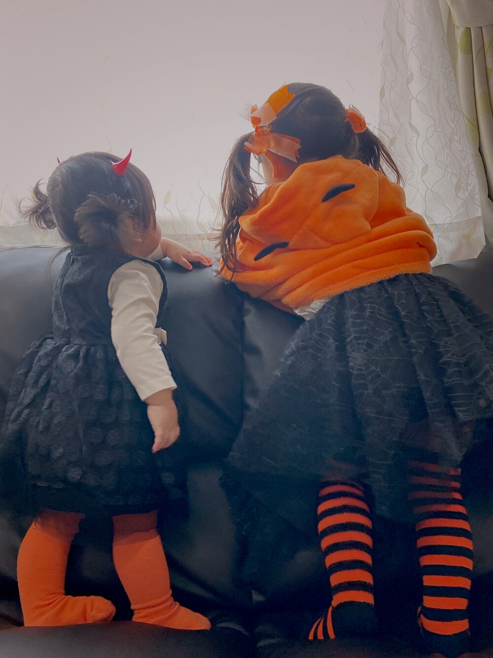 「halloween、2歳、姉妹コーデ、０歳、0歳9ヶ月、wearhalloween2021」｜「西松屋のアイテム（ワンピース、ブラック系）」を使った、chinpan112112112さん（キッズ・100cm）の秋コーディネートの1枚目の写真