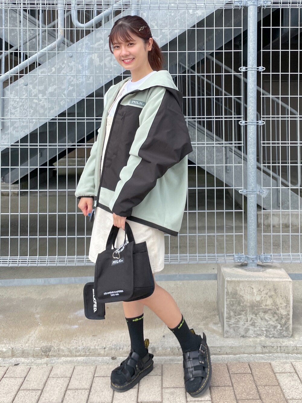 「MILKFED.のアイテム（バッグ、ブラック系）」を使った、あやかさん（レディース・157cm）の秋コーディネートの1枚目の写真