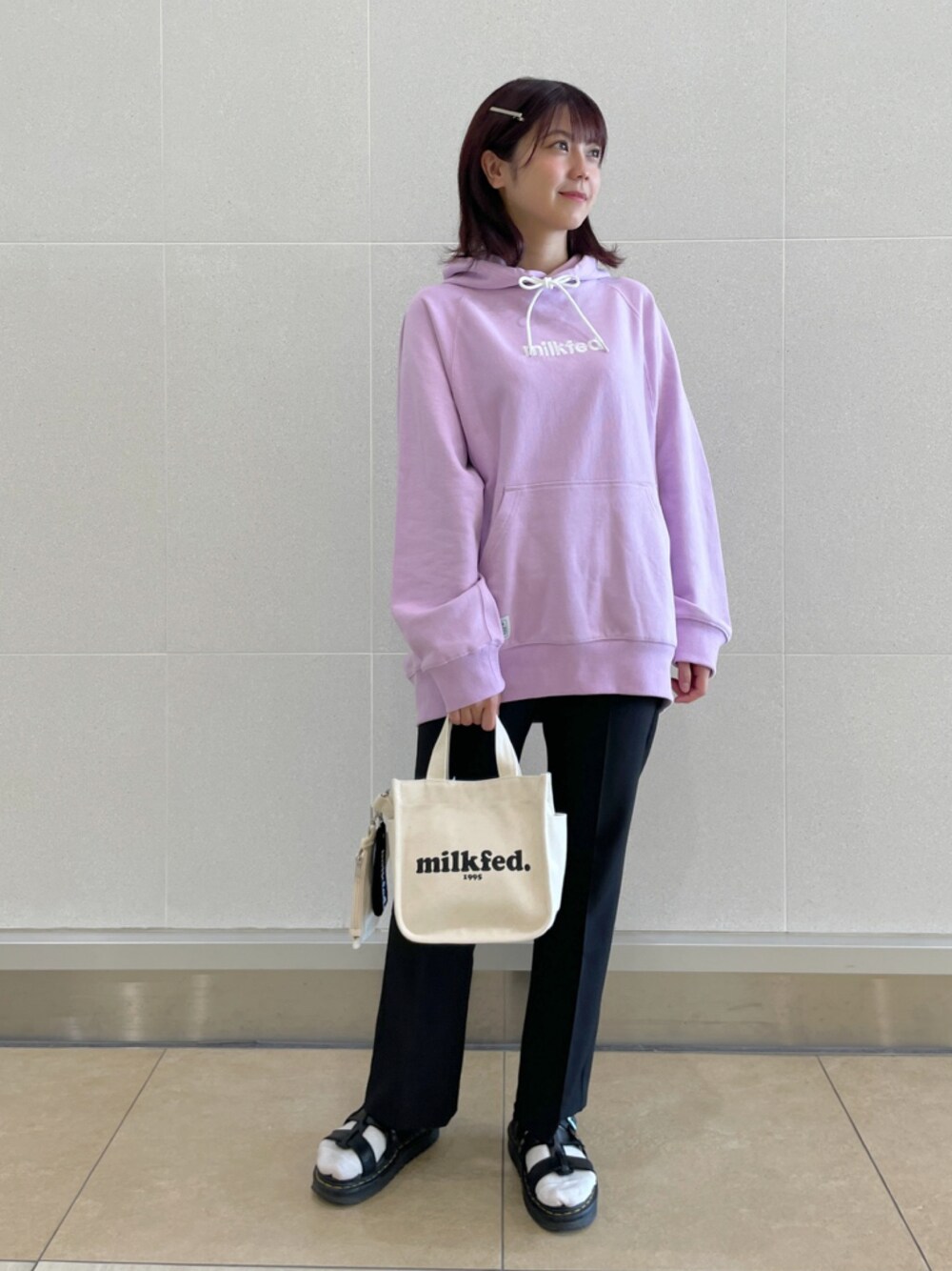 「MILKFED.のアイテム（スウェット、パープル系）」を使った、あやかさん（レディース・157cm）の秋コーディネートの1枚目の写真