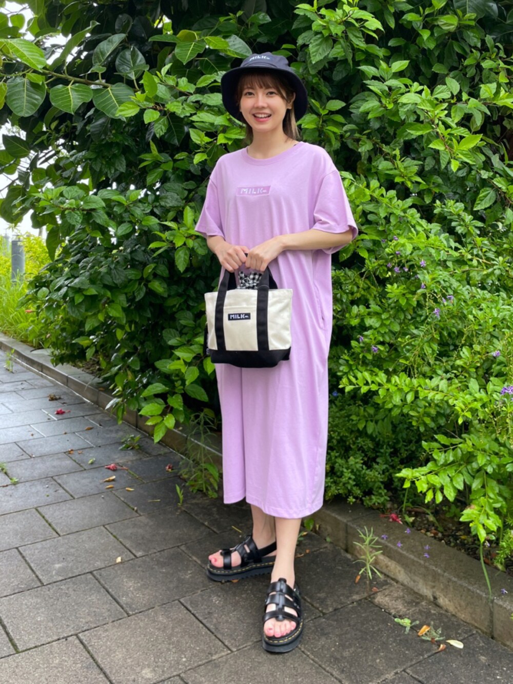 「MILKFED.のアイテム（シャツワンピース、パープル系）」を使った、あやかさん（レディース・157cm）の夏コーディネートの1枚目の写真